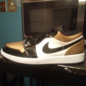 Jordan gold toe low 1.s